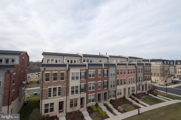 Exterior, Facade, Rowhouse