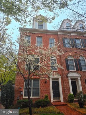 Exterior, Facade, Brick Facade, Georgian