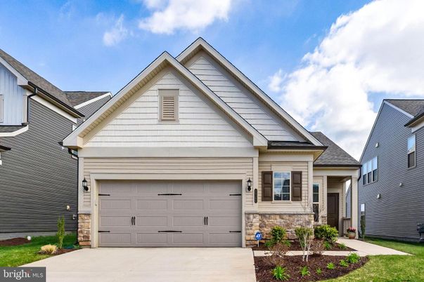 Attached, Exterior, Facade, American Craftsman