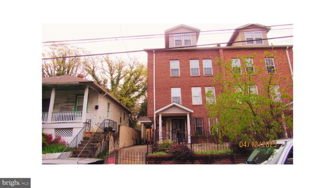 Exterior, Facade, Brick Facade, Georgian