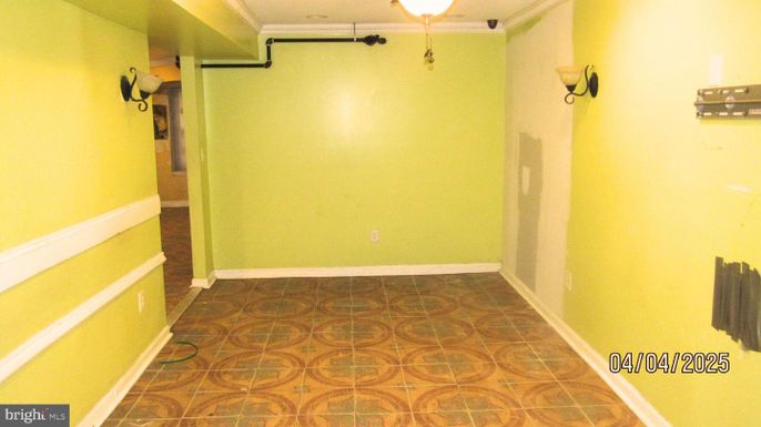Empty room, Interior
