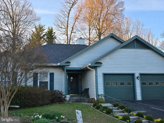 Attached, Exterior, Facade, Ranch