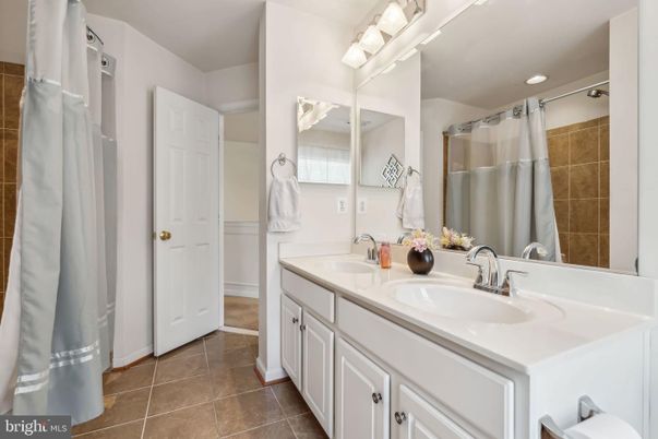 Bathroom, Dual Sink Vanities, Interior, Recessed Lighting