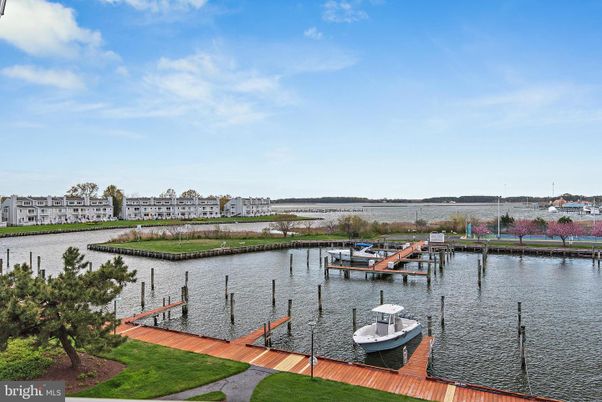 Exterior, Lake
