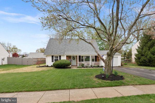 Attached, Exterior, Facade, Cape Cod