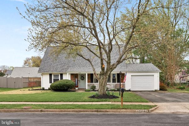 Attached, Exterior, Facade, Cape Cod