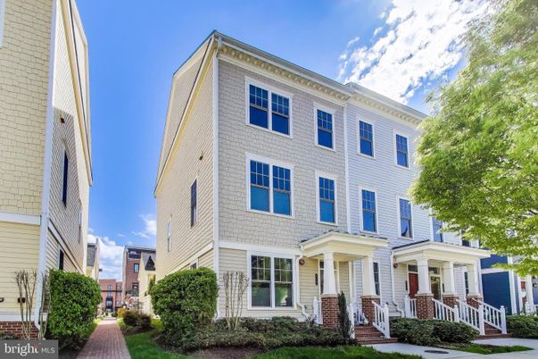 Exterior, Facade, Rowhouse