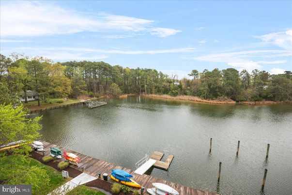 Exterior, Lake