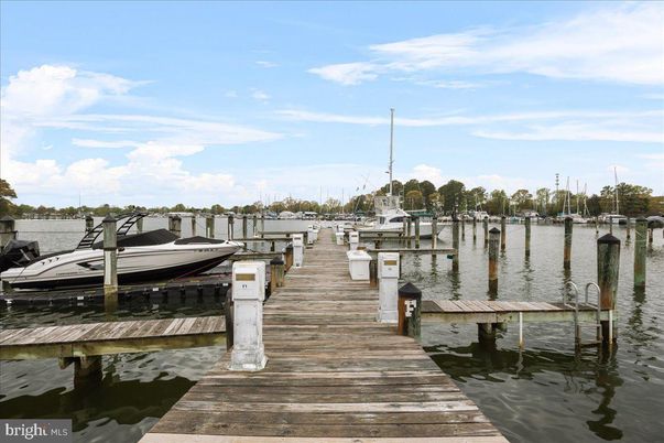 Exterior, Lake