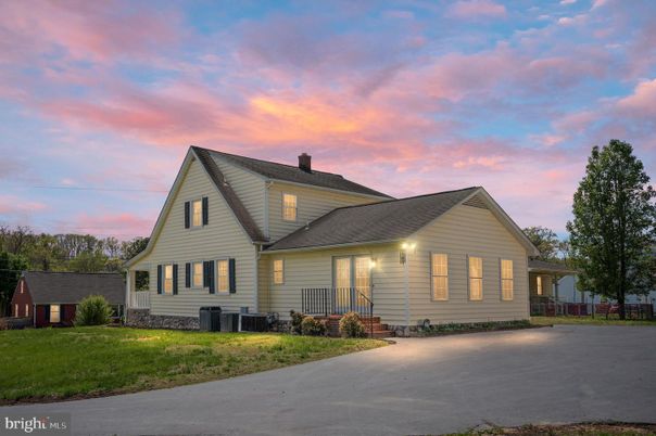 Exterior, Facade, Farmhouse