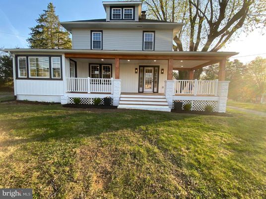 Exterior, Facade, American Foursquare