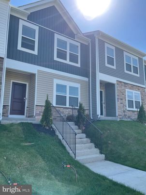 Exterior, Facade, Rowhouse