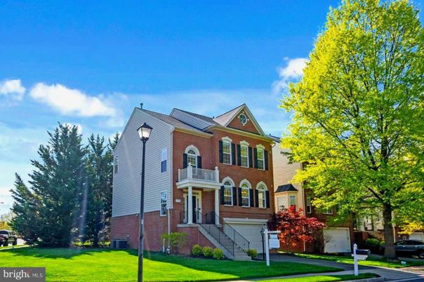 Exterior, Facade, Brick Facade, Queen Anne Victorian