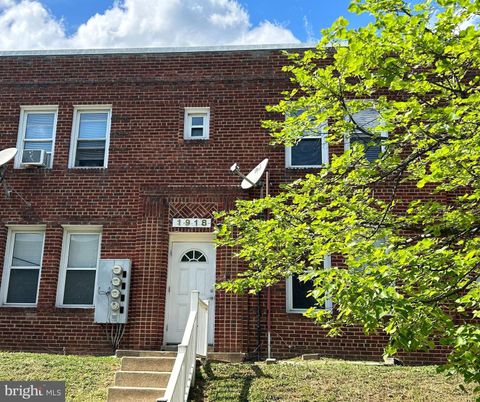 Exterior, Facade, Brick Facade, Rowhouse