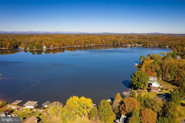 Exterior, Lake