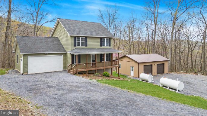 Attached, Exterior, Facade, Farmhouse