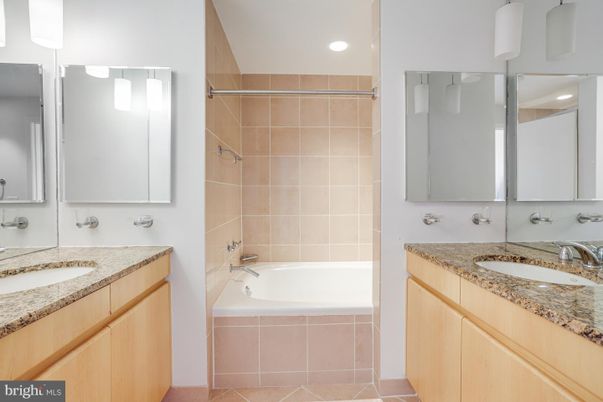 Bathroom, Dual Sink Vanities, Interior, Recessed Lighting