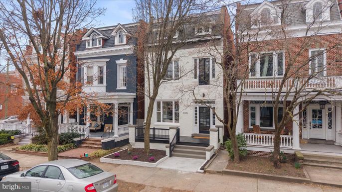 Exterior, Facade, Brick Facade, Rowhouse