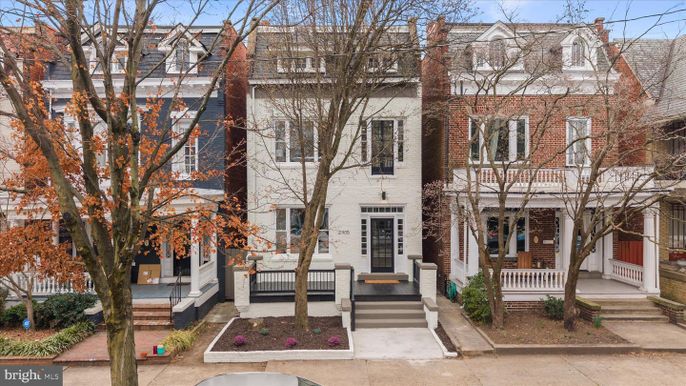 Exterior, Facade, Brick Facade, Rowhouse