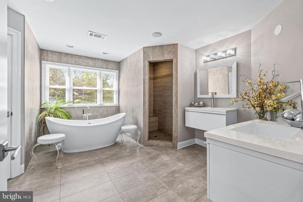 Bathroom, Dual Sink Vanities, Free Standing Baths, Interior, Recessed Lighting
