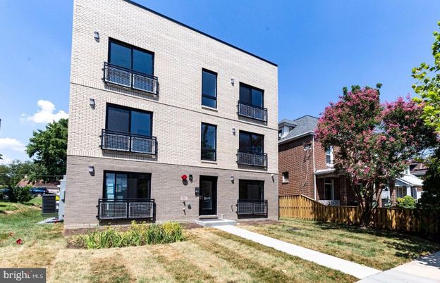 Exterior, Facade, Brick Facade, Rowhouse