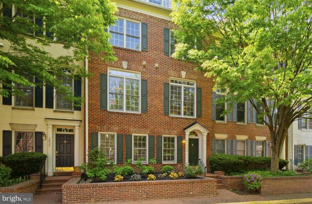 Exterior, Facade, Brick Facade, Georgian