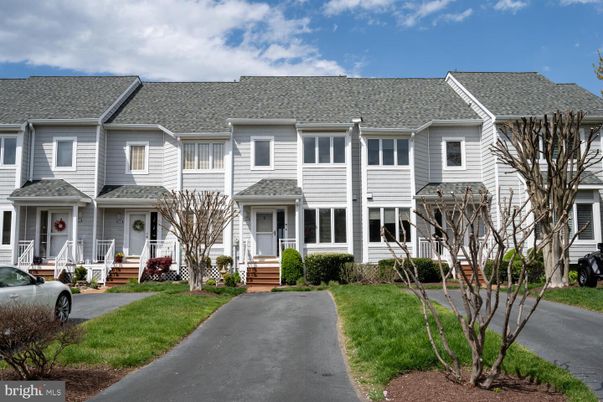 Exterior, Facade, Rowhouse