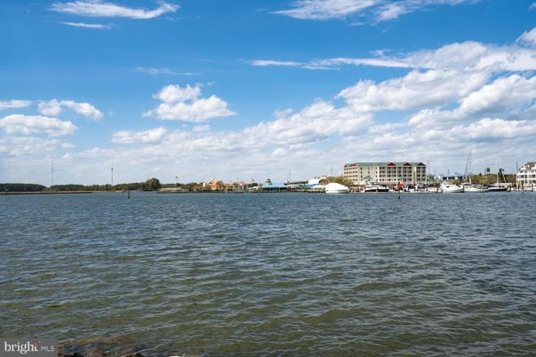 Exterior, Lake