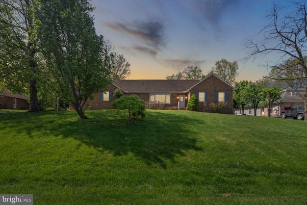 Backyard, Exterior, Facade, Brick Facade, Ranch