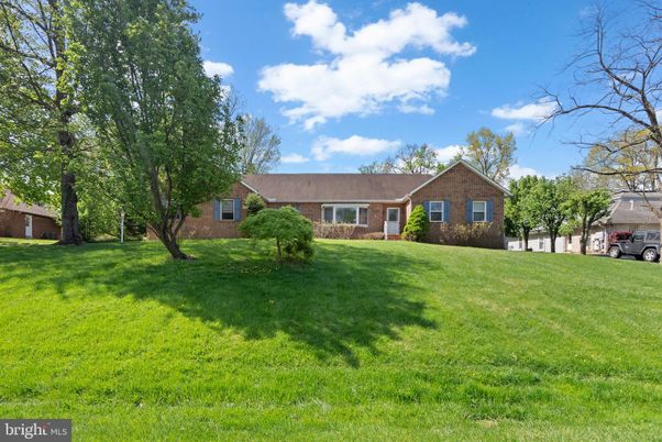 Backyard, Exterior, Facade, Brick Facade, Ranch
