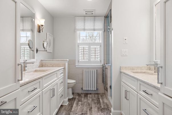 Bathroom, Dual Sink Vanities, Interior