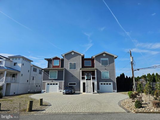 Attached, Exterior, Facade, Rowhouse