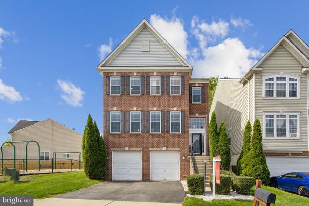 Attached, Exterior, Facade, Brick Facade, Georgian