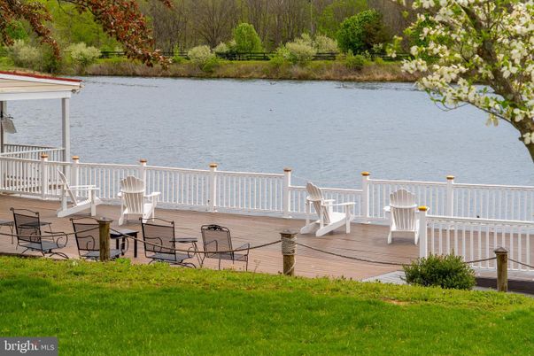 Exterior, Lake