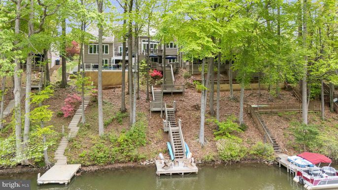 Exterior, Lake