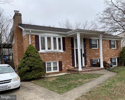 Exterior, Facade, Brick Facade, Raised Ranch