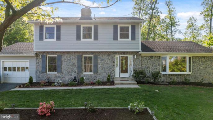Attached, Exterior, Facade, Split Level
