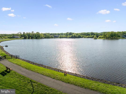 Exterior, Lake