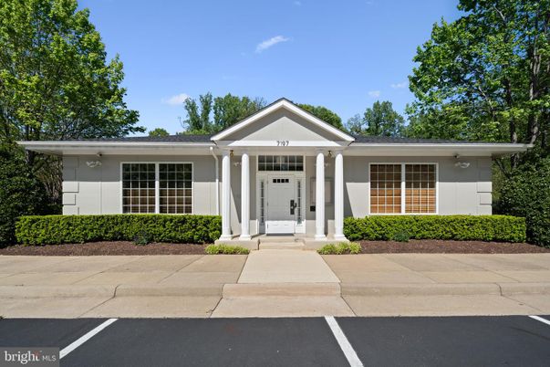 Exterior, Facade, Ranch