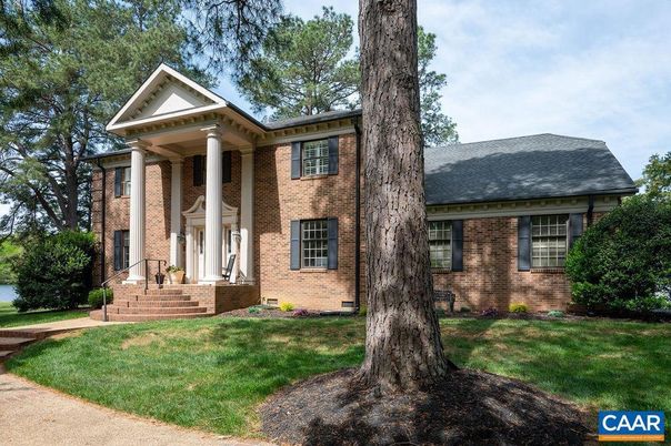 Exterior, Facade, Brick Facade, Georgian