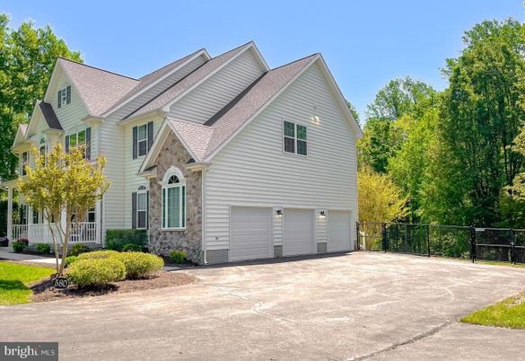 Attached, Exterior, Facade, Farmhouse