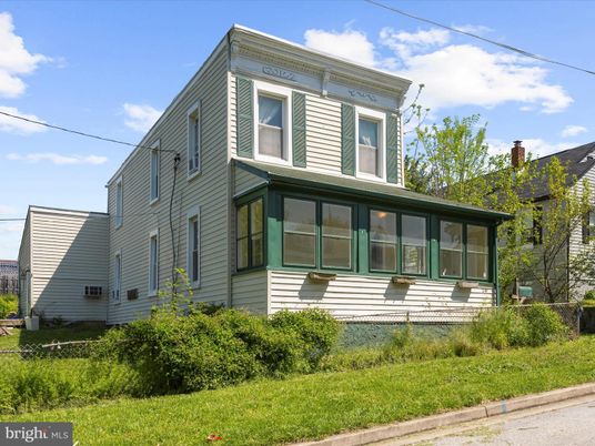 Exterior, Facade, American Foursquare