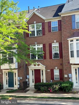 Exterior, Facade, Brick Facade, Rowhouse