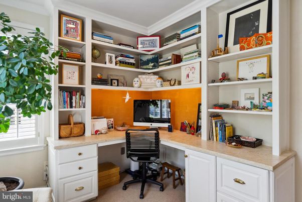 Home Office, Interior