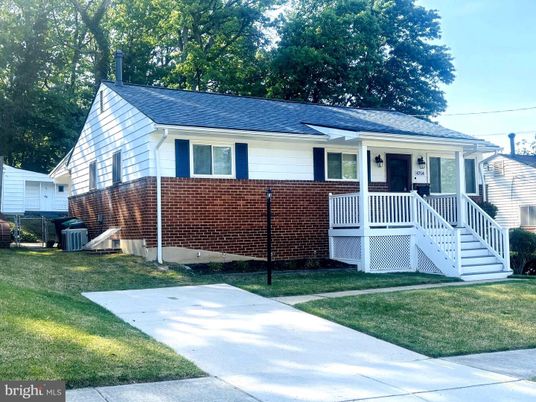Backyard, Exterior, Facade, Brick Facade, Cape Cod