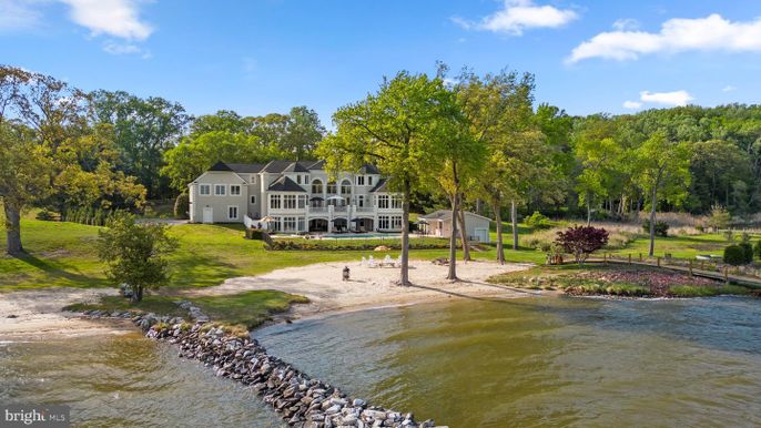 Exterior, Lake
