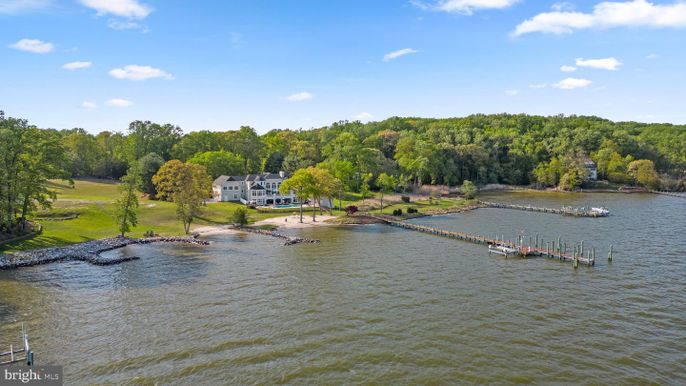 Exterior, Lake