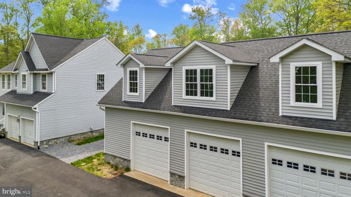 Attached, Exterior, Facade, Farmhouse