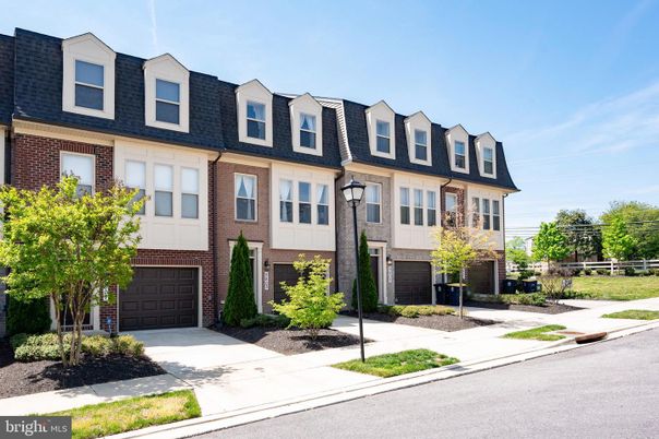 Attached, Exterior, Facade, Brick Facade, Georgian