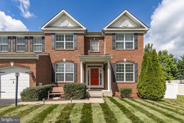 Attached, Exterior, Facade, Brick Facade, Georgian